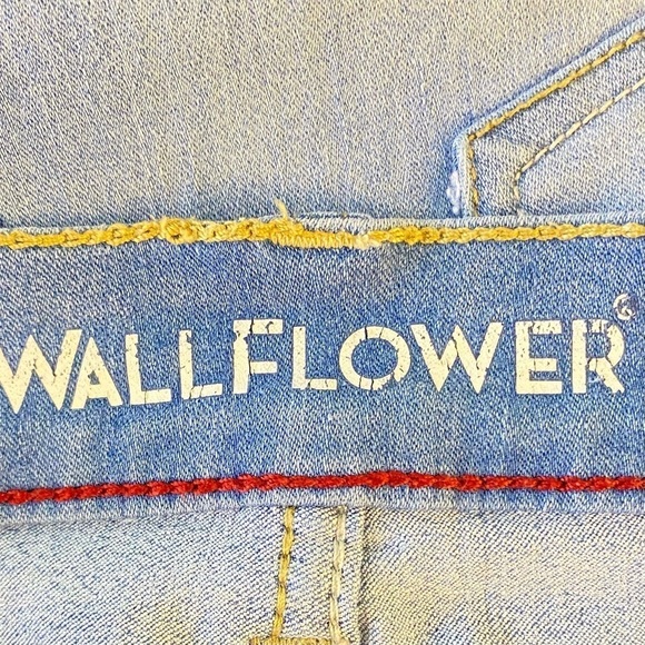 Wallflower size 13 the sassy fit mid rise  stretchy denim jean cuffed shorts - Picture 6 of 7